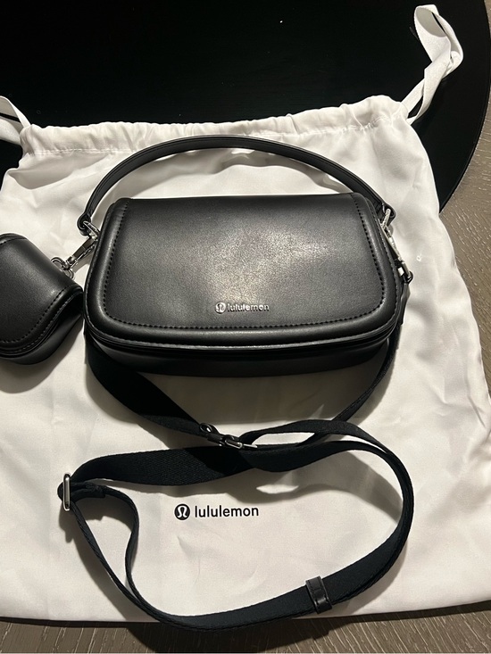 women's lululemon bag crossbody Unisex Convertible Ruched 16L Body Version Of Our Everywhere Belt Bag Has Pockets Inside And Out And A Removable Strap For A Less lululemon Everywhere Crossbody Hardware Cross
